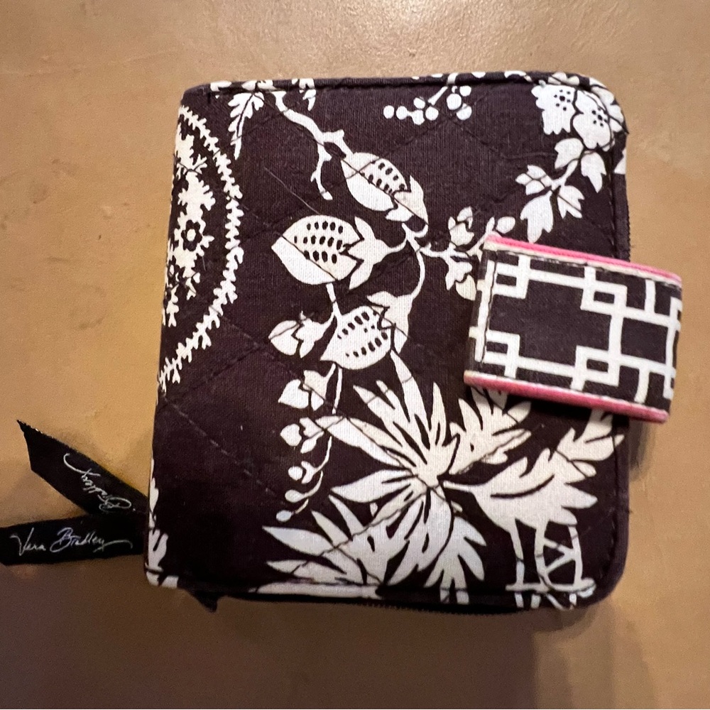 VERA BRADLEY IMPERIAL TOILE RETIRED PATTERN QUILTED ZIP WALLET  4” x 4 1/2”